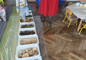 Dziecko podczas warsztatów sensorycznych.