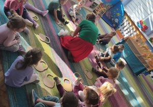 Dzieci podczas warsztatów sensorycznych.