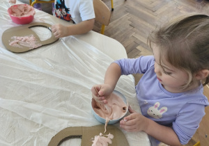 Dzieci podczas warsztatów sensorycznych.