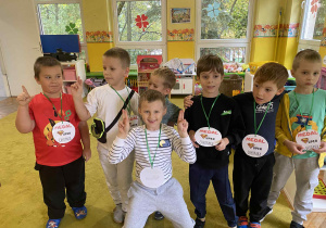 Chłopcy stoją w grupie