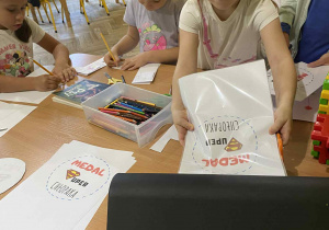 dziewczynka laminuje