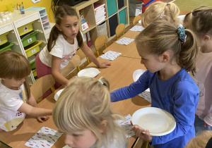 Dziewczynki szykują poczęstunek