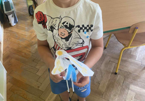 chłopiec pozuje do zdjecia