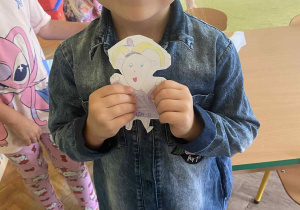 Dziewczynka pokazuje swoją podobiznę