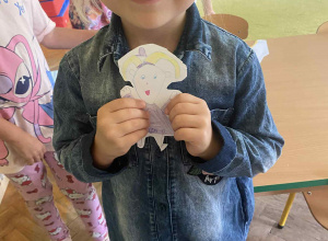 Dzieci w grupie Sowy zrobiły swoje podobizny jako odpis i akceptacja zasad ustalonych w grupie.