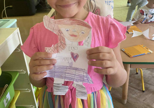 dziewczynka ze swoją pracą