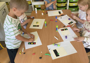 Dzieci podczas wykonywania pracy pląstycznej