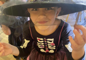 dziewczynka w kapeluszu pozuje do zdjecia