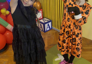 dziewczynki w przebraniach pozują do zdjęcia