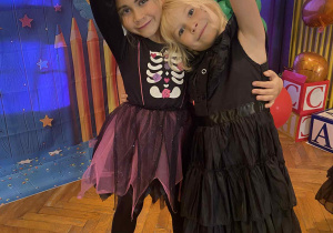 Dziewczynki stoją w objęciu