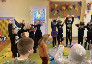 dzieci podczas zabawy grupowej