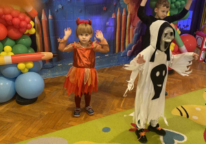 dzieci w strojach podczas zabaw