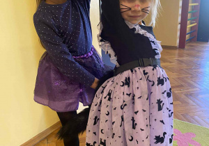 Dziewczynki podczas tańca