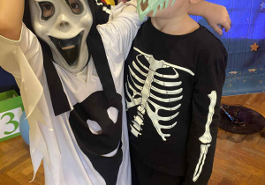 chłopcy w przebraniach