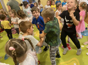 W dzień przedszkolaka dzieci uczestniczyły w konkursach i zabawach tanecznych