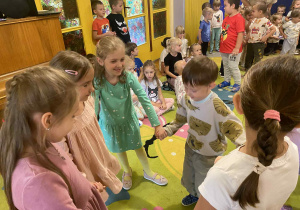 dzieci tańczą w kole