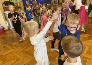 Dzieci tańczą