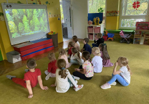 dzieci oglądają film edukacyjny