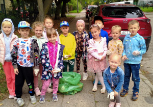 Dzieci z zebranymi ßmueciami.