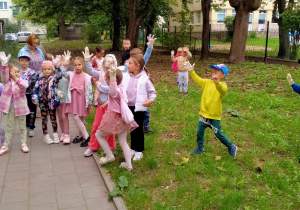 Sprzątanie terenu wokoło przedszkola