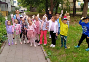 Dzieci sprzątają Świat.