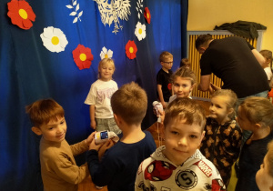 Dzieci otrzymywały zrobione zdjęcia.