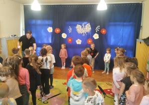 Dzieci w czasie warsztatów wykonują zdjęcia