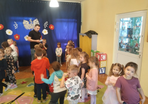 Dzieci w czasie warsztatów wykonują zdjęcia