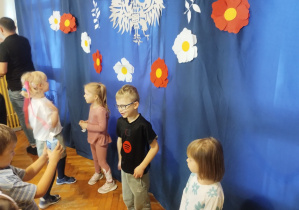 Dzieci w czasie warsztatów wykonują zdjęcia