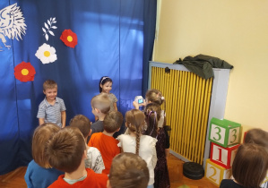 Dzieci w czasie warsztatów wykonują zdjęcia