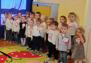 Dzieci stoją za chwilę odśpiewają hymn