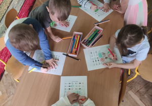 dzieci wykonują prce na języku angielskim