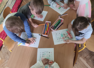 Colours and shapes around us - kolory i kształty w języku angielskim -