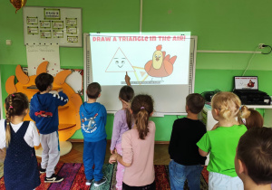 dzieci wykonują prce na języku angielskim