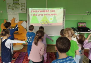 dzieci wykonują prce na języku angielskim