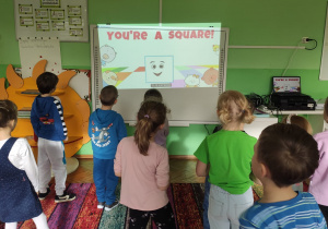 dzieci wykonują prce na języku angielskim