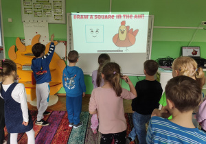 dzieci wykonują prce na języku angielskim