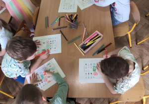 dzieci wykonują prce na języku angielskimdzieci wykonują prce na języku angielskim