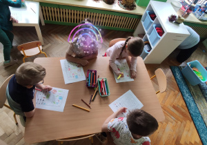 dzieci wykonują prce na języku angielskim