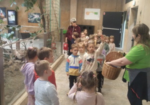 Dzieci biorą udział w warsztatach w Orientarium. Podziwiają mieszkańców zoo