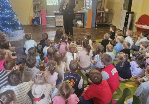 Dzieci słuchają gry na akordeonie