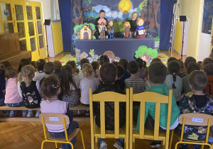 Dzieci oglądają przedstawienie Jaś i Małgosia