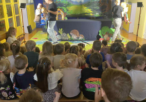 Dzieci oglądają przedstawienie Jaś i Małgosia