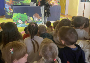 Dzieci oglądają przedstawienie Jaś i Małgosia