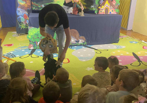 Dzieci oglądają przedstawienie Jaś i Małgosia