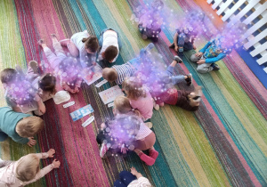 dzieci wykonują zania na języku angielskim