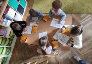 dzieci wykonują zania na języku angielskim