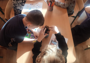 dzieci wykonują zania na języku angielskim