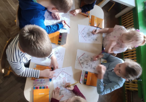 dzieci wykonują zania na języku angielskimdzieci wykonują zania na języku angielskimdzieci wykonują zania na języku angielskim