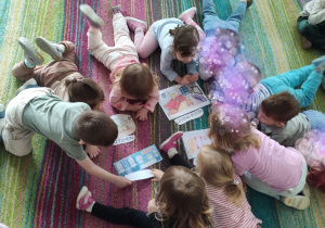 dzieci wykonują zania na języku angielskim